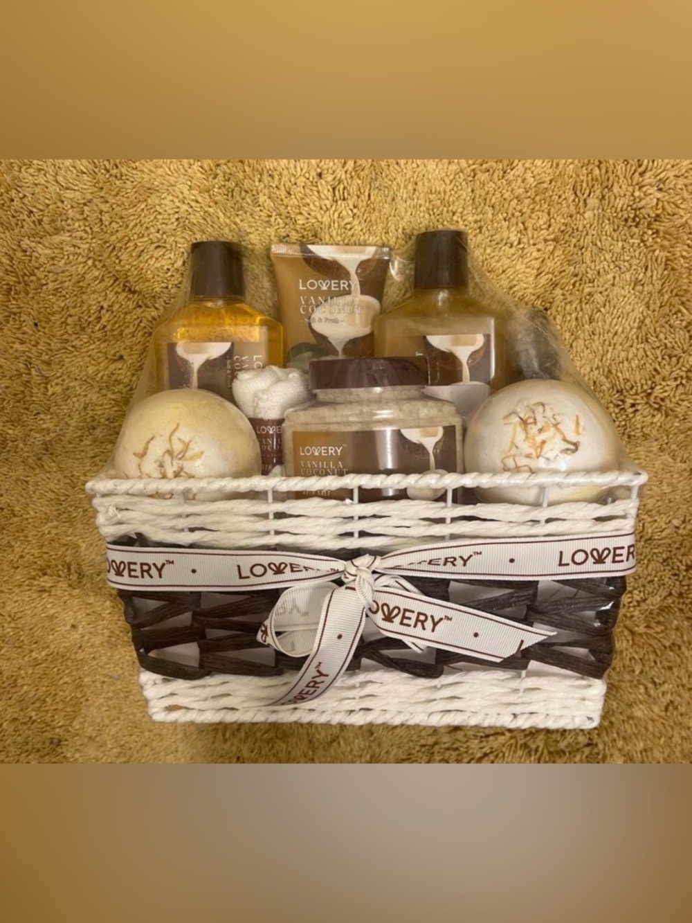 Lovery Large Gift  Vanilla Comfort Women’s Bath & Body Gift Basket - NWT
